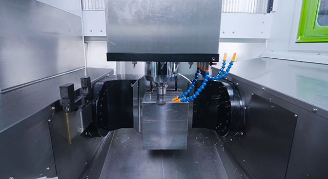 5osé CNC centrum Priminer v detailu řezání